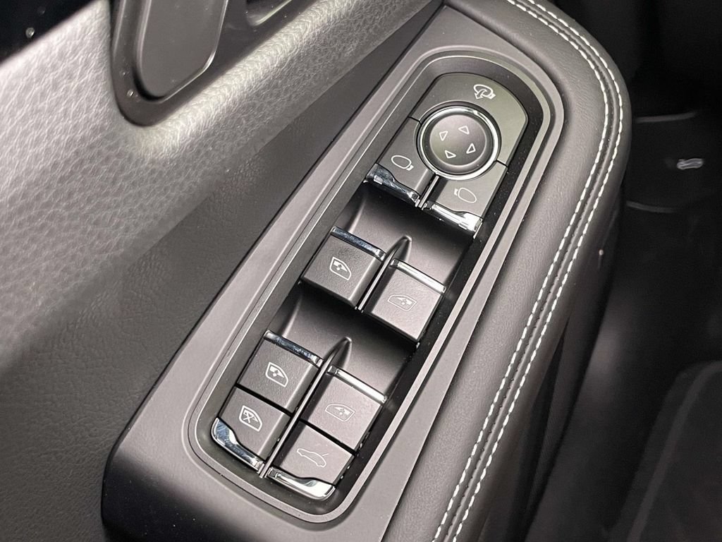 New 2026 Porsche Macan AWD/4WD image 39