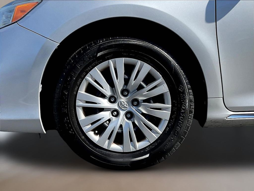 Used 2013 Toyota Camry LE FWD image 31