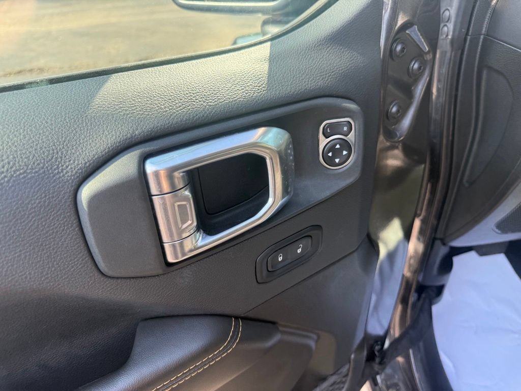 Used 2025 Jeep Wrangler Unlimited Sahara AWD/4WD image 15