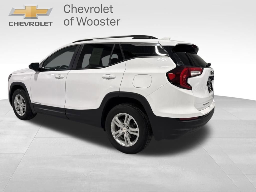 Used 2023 GMC Terrain SLE w/ Driver Convenience Package image 3