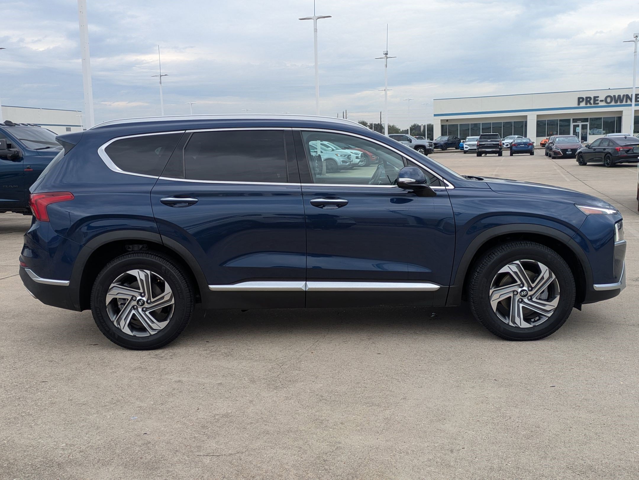 Used 2021 Hyundai Santa Fe SEL w/ Convenience + Premium Package image 2