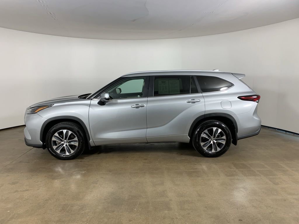 Used 2024 Toyota Highlander XLE AWD/4WD image 16