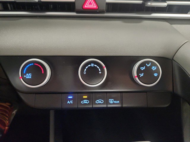 Used 2022 Hyundai Elantra SE image 16