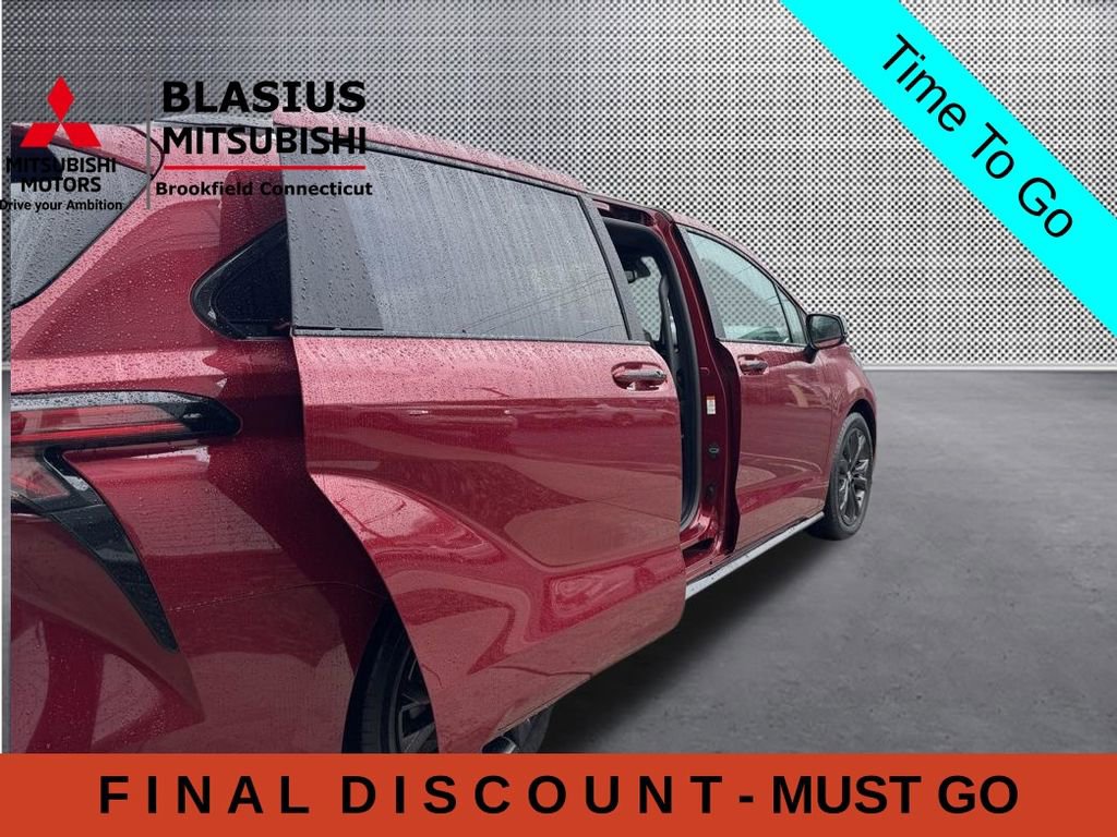 Used 2025 Toyota Sienna XSE w/ XSE Plus Package FWD image 22