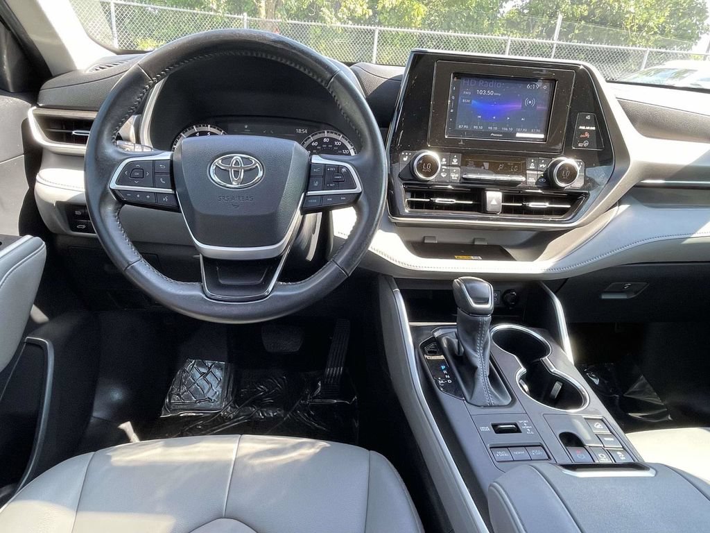 Used 2024 Toyota Highlander XLE AWD/4WD image 19