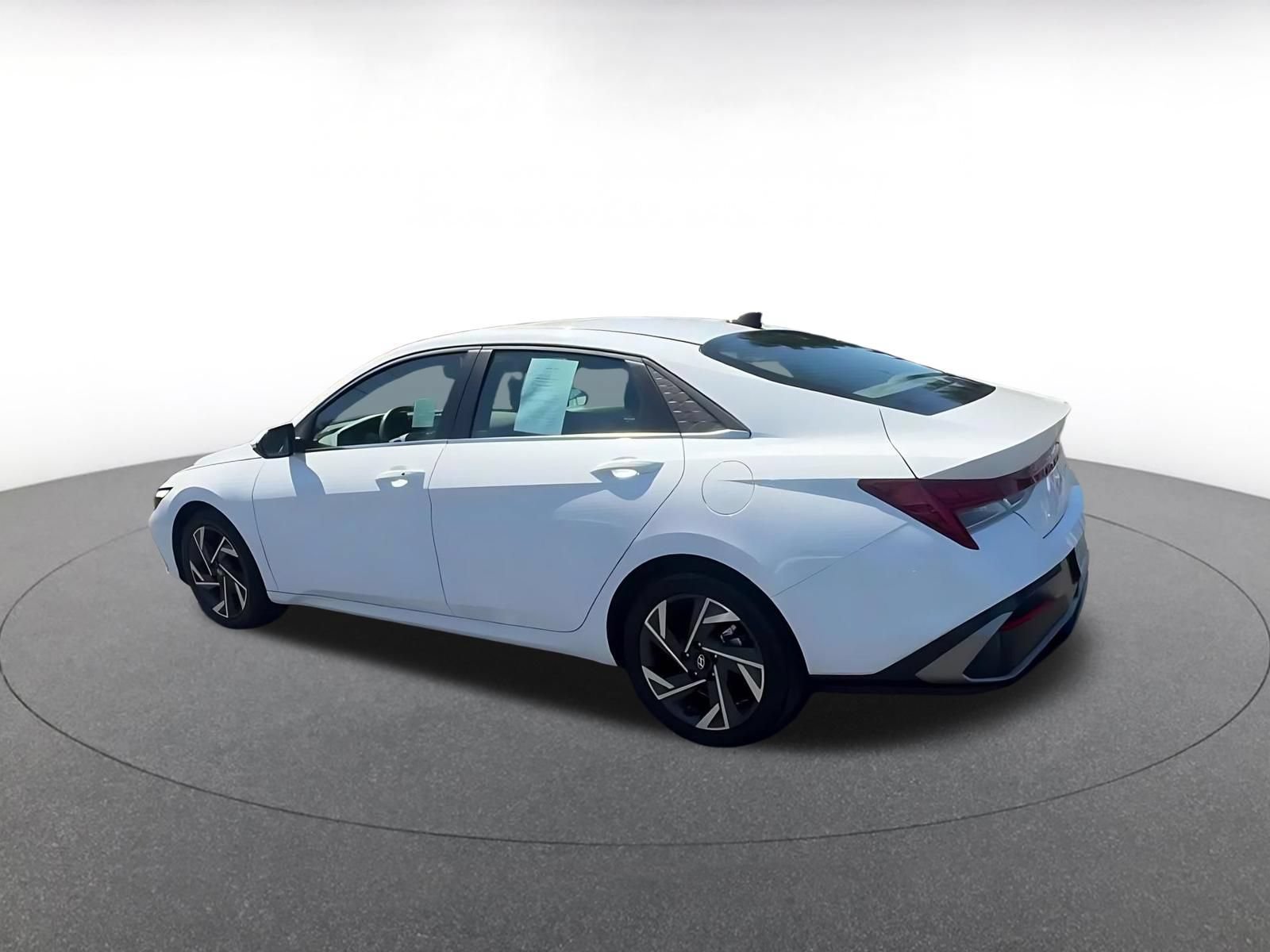 Used 2025 Hyundai Elantra SEL FWD image 10