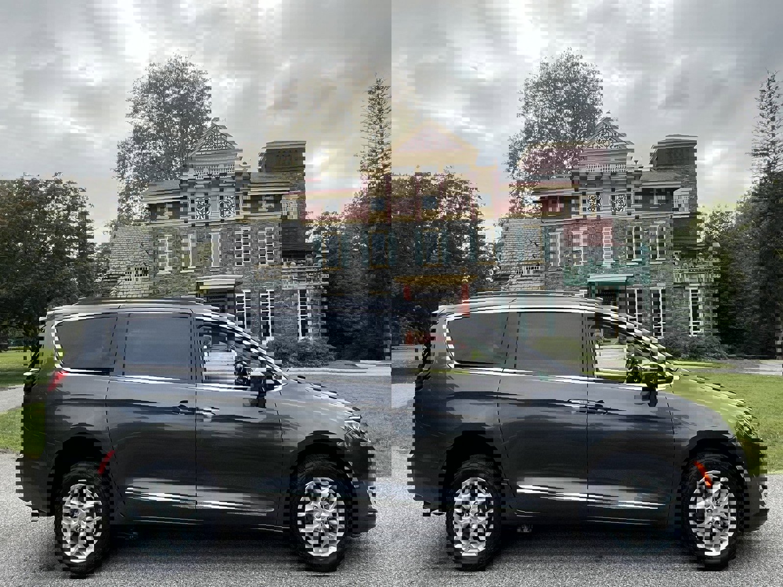 Used 2017 Chrysler Pacifica Touring-L w/ Tire & Wheel Group image 12