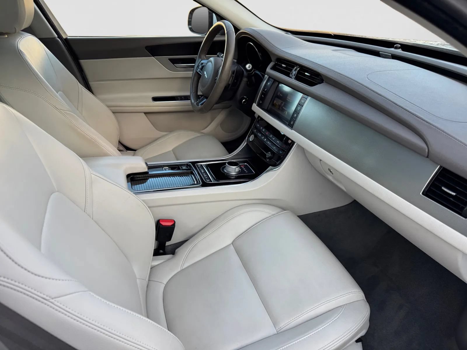 Used 2016 Jaguar XF Premium AWD/4WD image 24