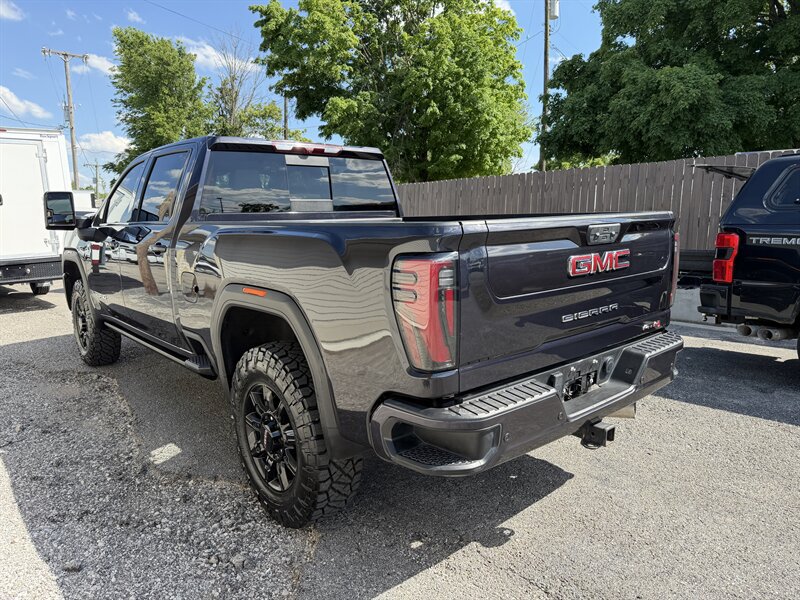 Used 2024 GMC Sierra 2500 AT4 w/ AT4 Preferred Package AWD/4WD image 9