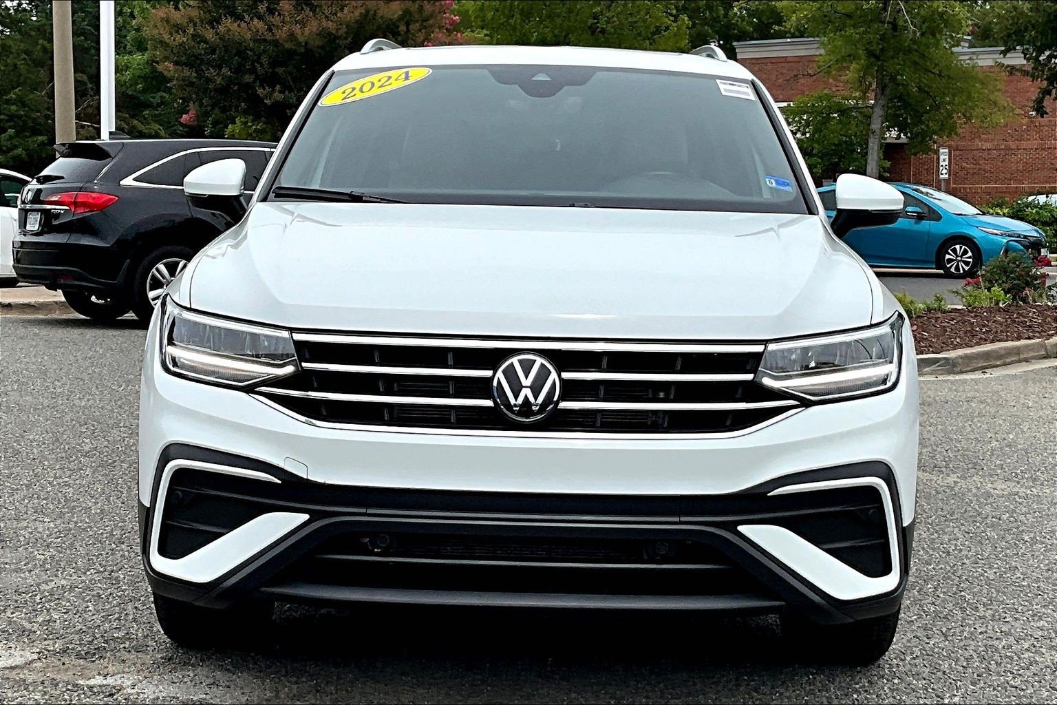 Used 2024 Volkswagen Tiguan SE w/ Panoramic Sunroof Package AWD/4WD image 3