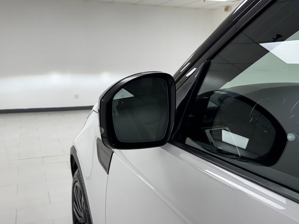 Used 2017 Land Rover Discovery HSE image 30