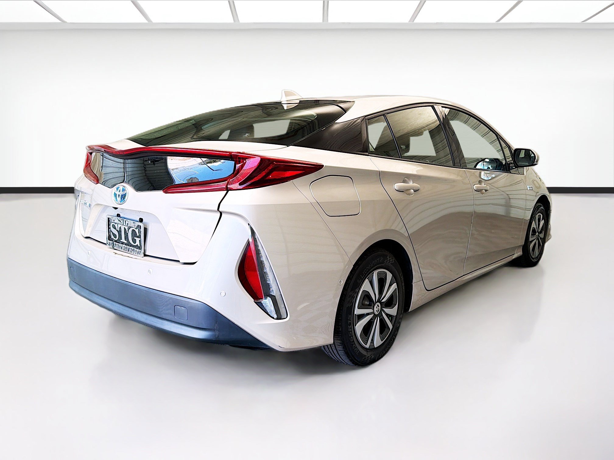 Used 2017 Toyota Prius Prime Advanced w/ Carpet Mat Package FWD image 4