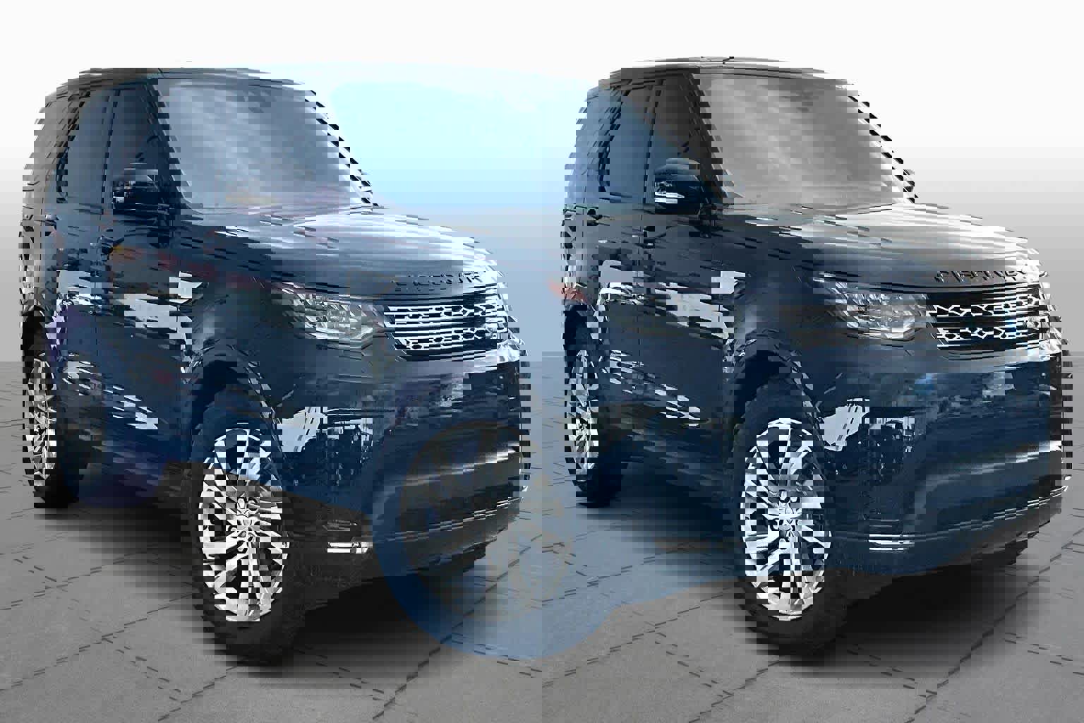 Used 2017 Land Rover Discovery HSE image 2