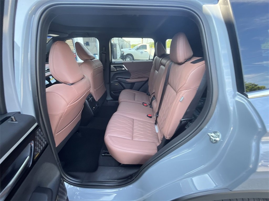 New 2025 Mitsubishi Outlander SEL image 23