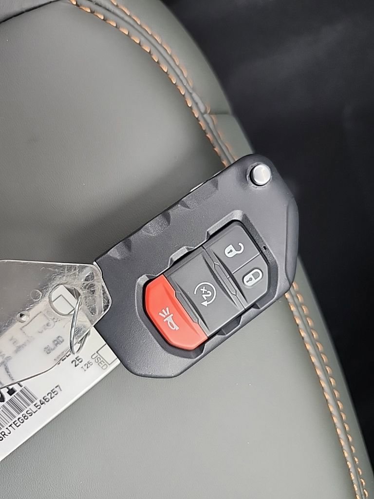 New 2025 Jeep Gladiator Mojave image 32