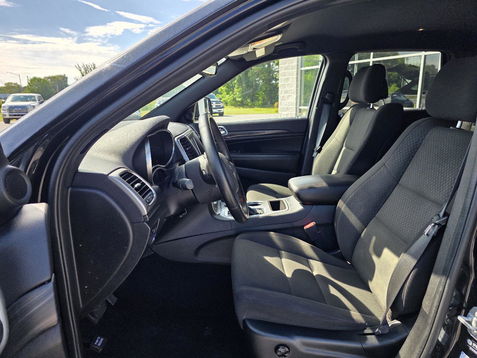 Used 2021 Jeep Grand Cherokee Laredo image 9