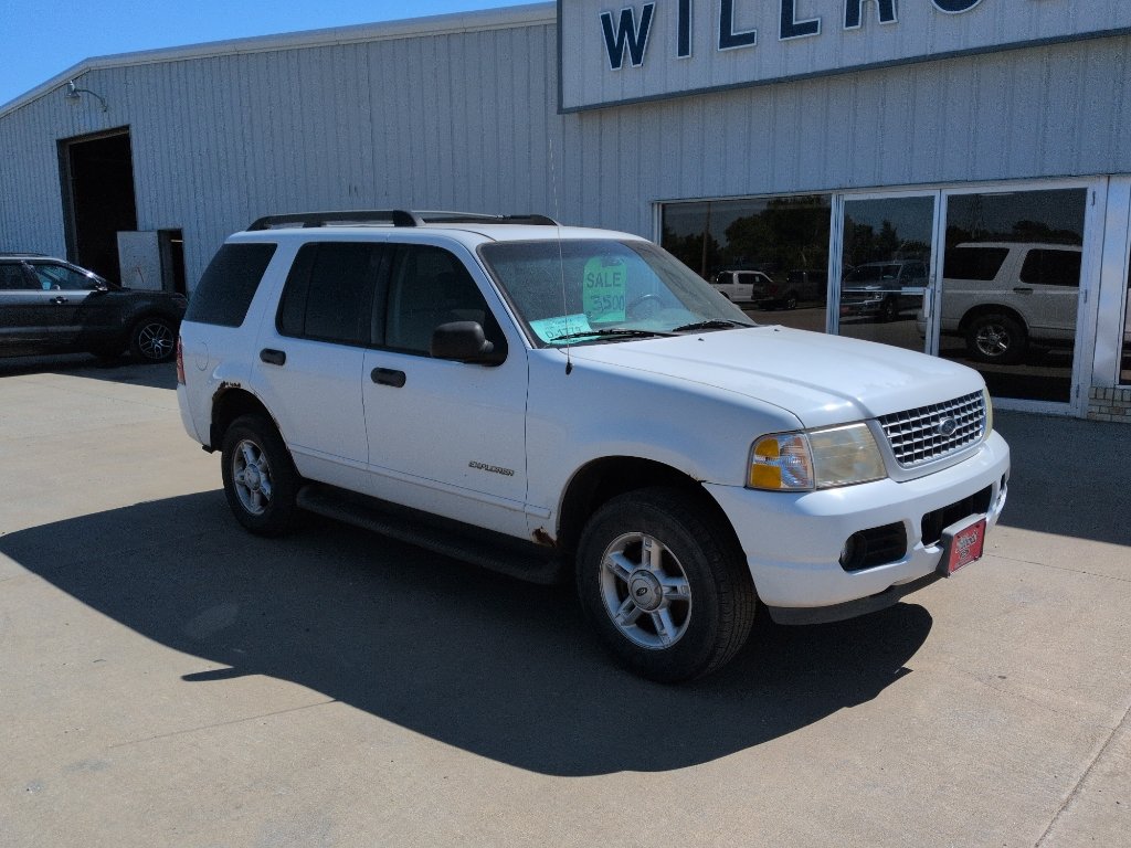 Used 2005 Ford Explorer XLT AWD/4WD image 2