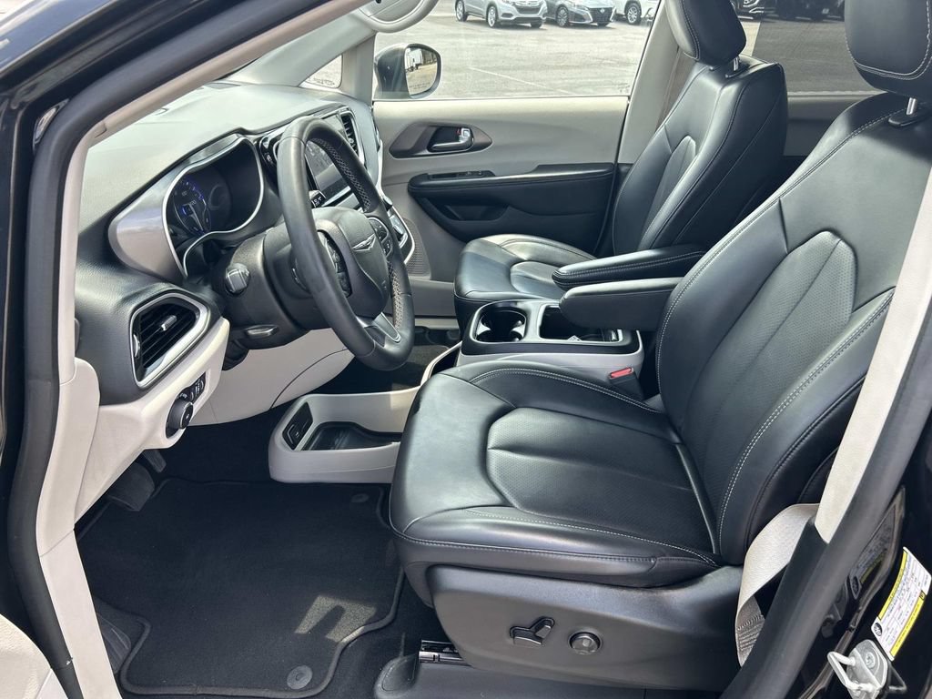 Used 2023 Chrysler Pacifica Touring-L FWD image 28