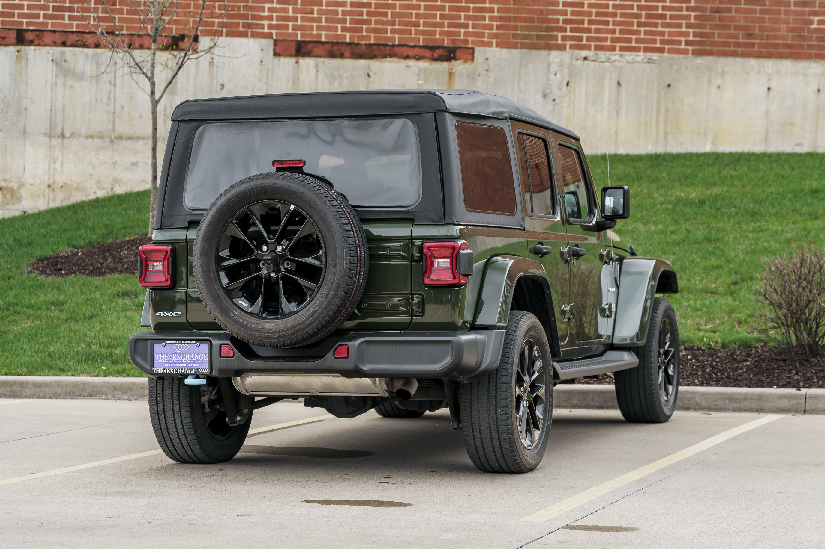 Used 2023 Jeep Wrangler Sahara image 4