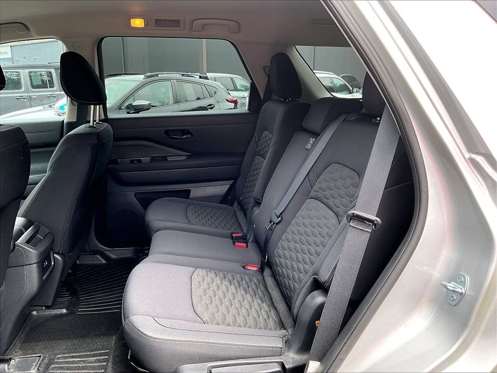 Used 2024 Nissan Pathfinder S AWD/4WD image 16