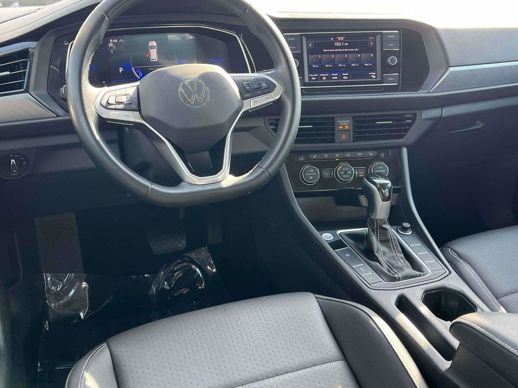 Used 2024 Volkswagen Jetta SE image 2