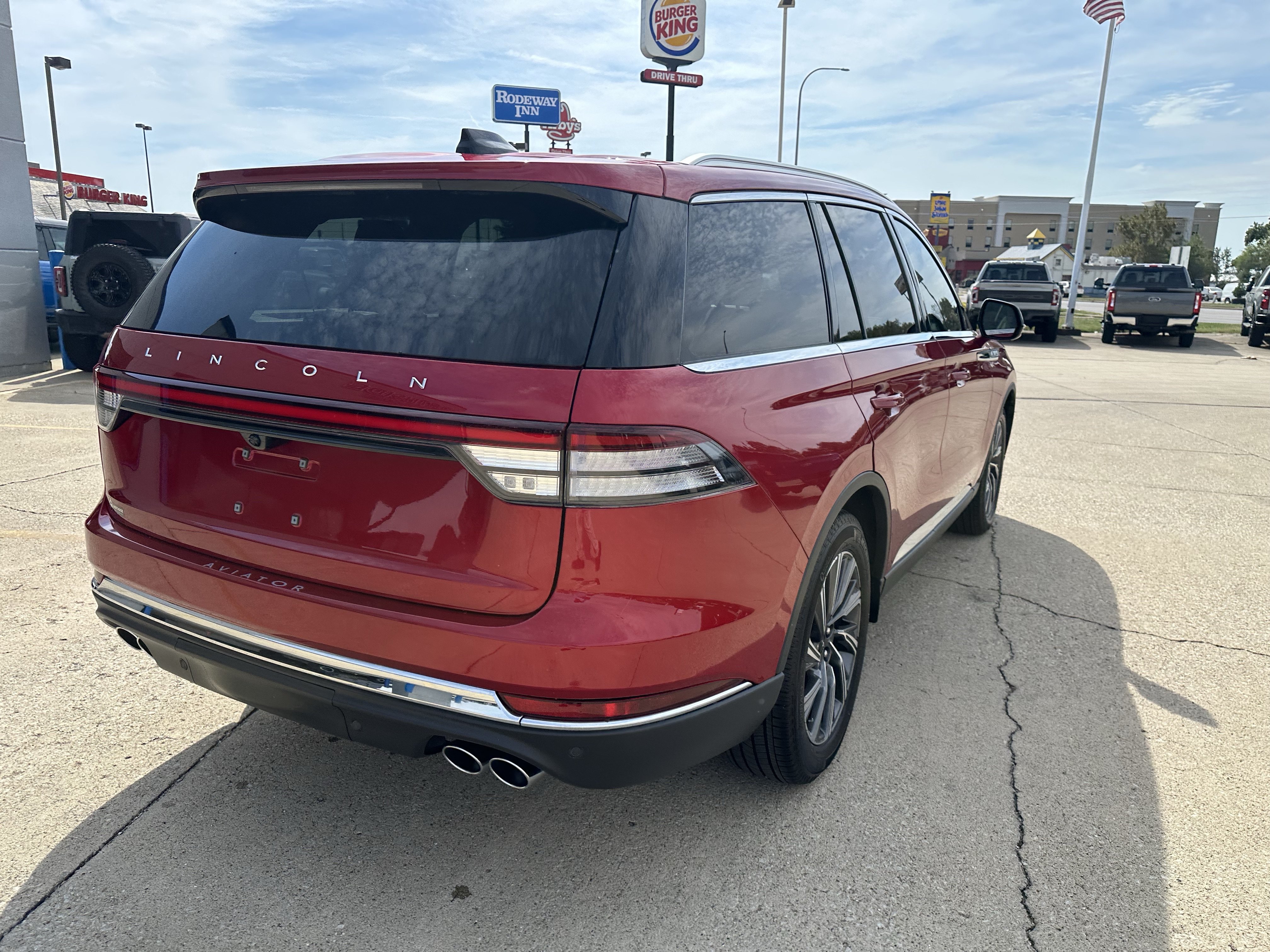 Used 2026 Lincoln Aviator 2WD image 3