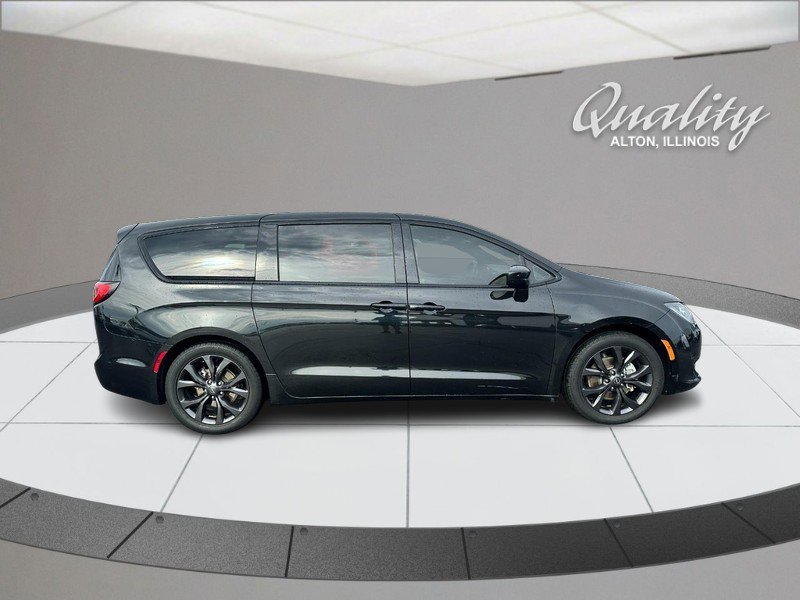 Used 2019 Chrysler Pacifica Touring Plus w/ S Appearance Package FWD image 3