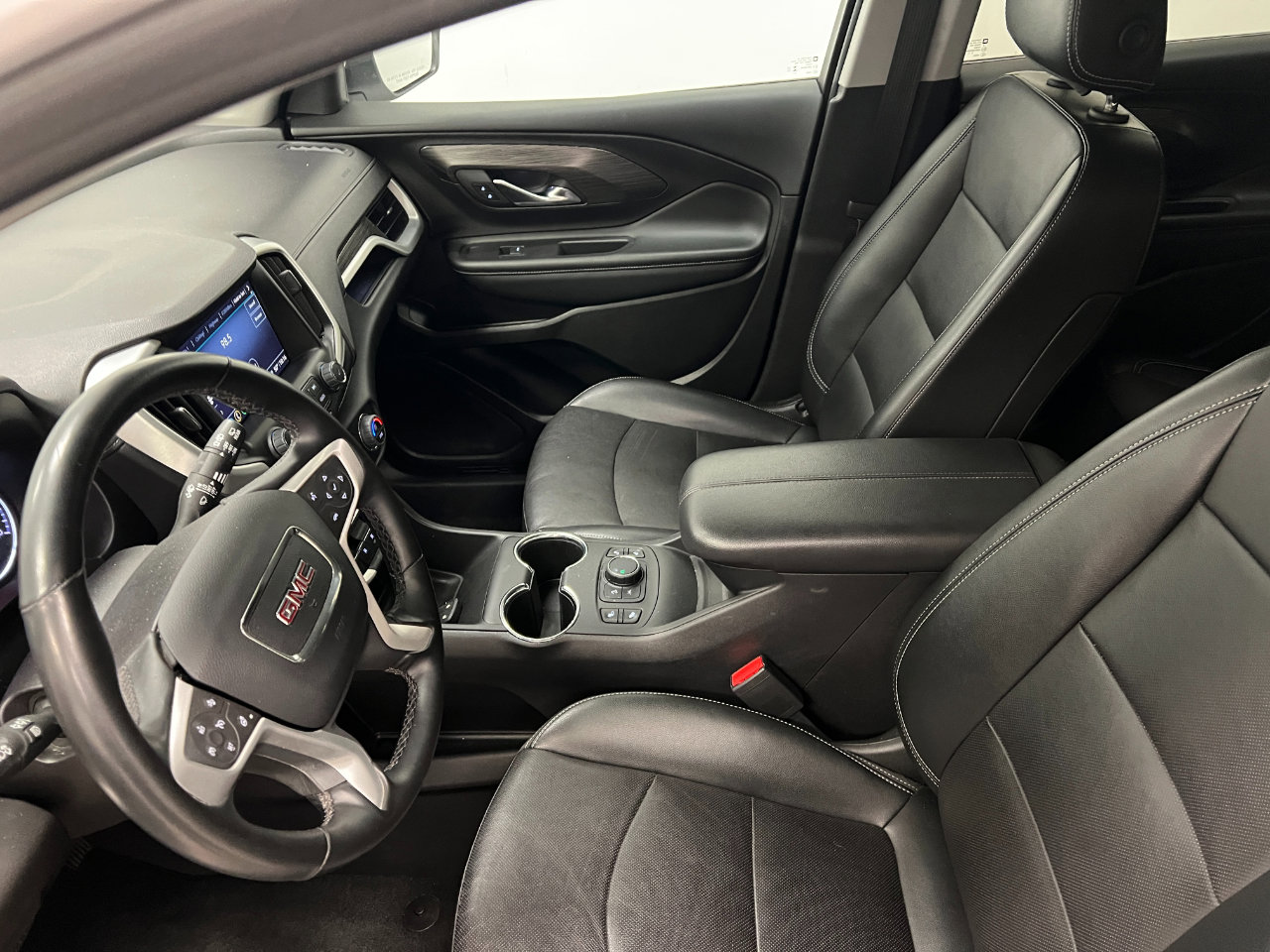 Used 2024 GMC Terrain SLT image 25