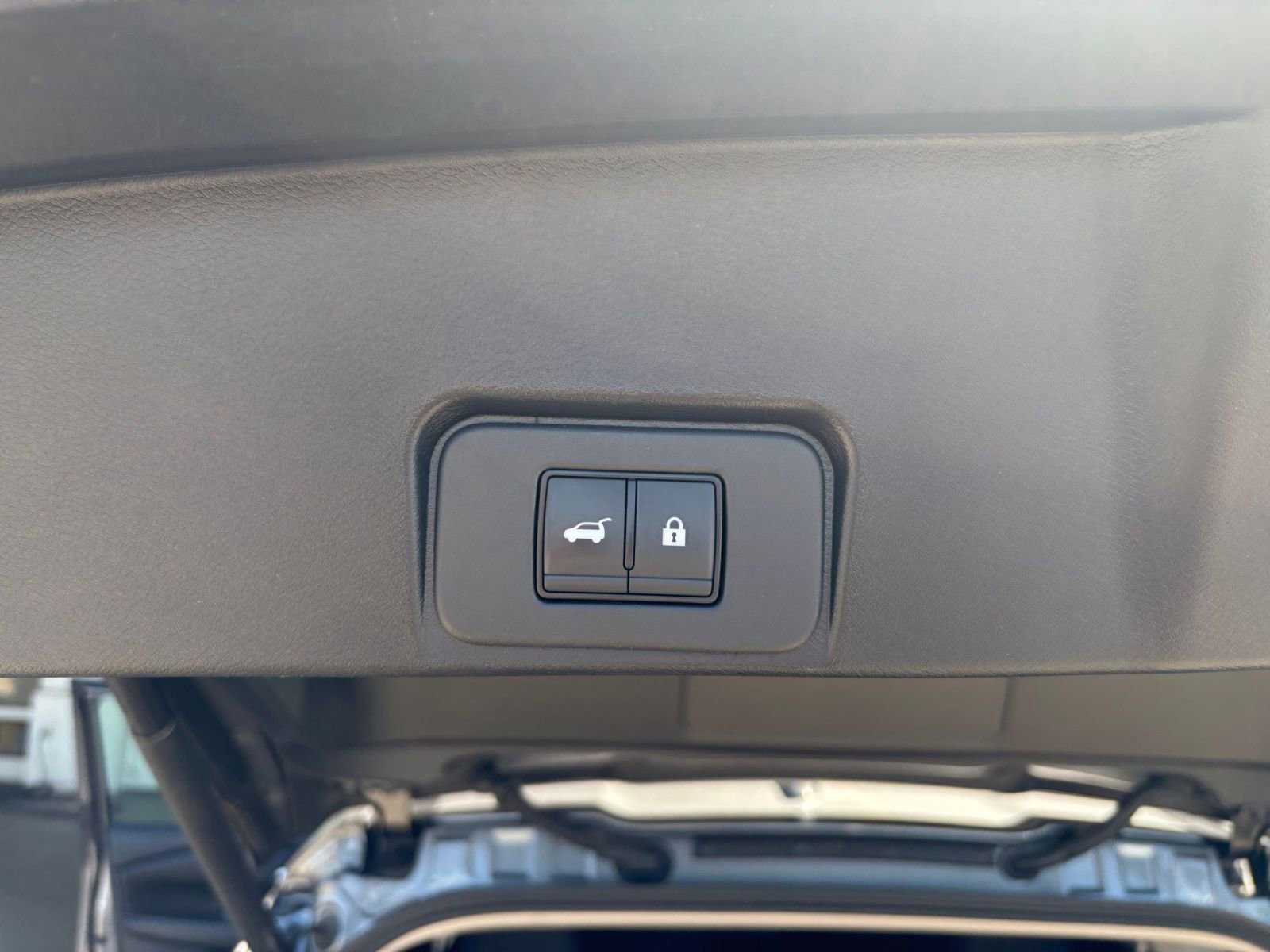 Used 2025 Nissan Rogue SV FWD image 23