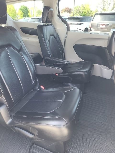 Used 2023 Chrysler Pacifica Touring-L FWD image 19