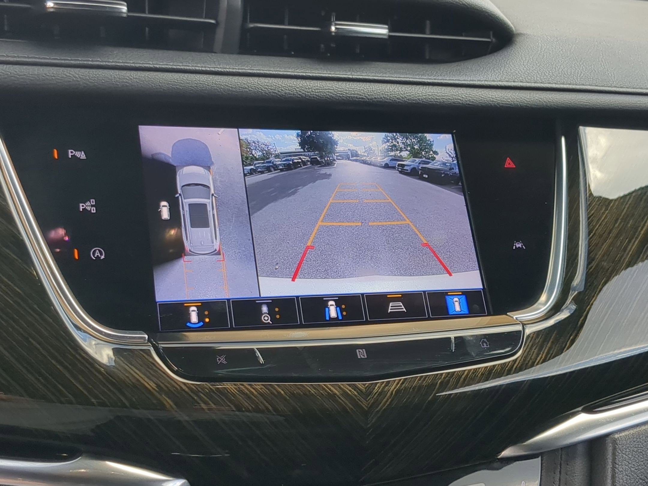 Used 2021 Cadillac XT6 Premium Luxury w/ LPO, ONYX Package image 16