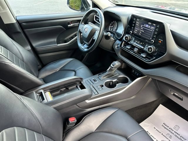 Used 2022 Toyota Highlander XLE AWD/4WD image 32