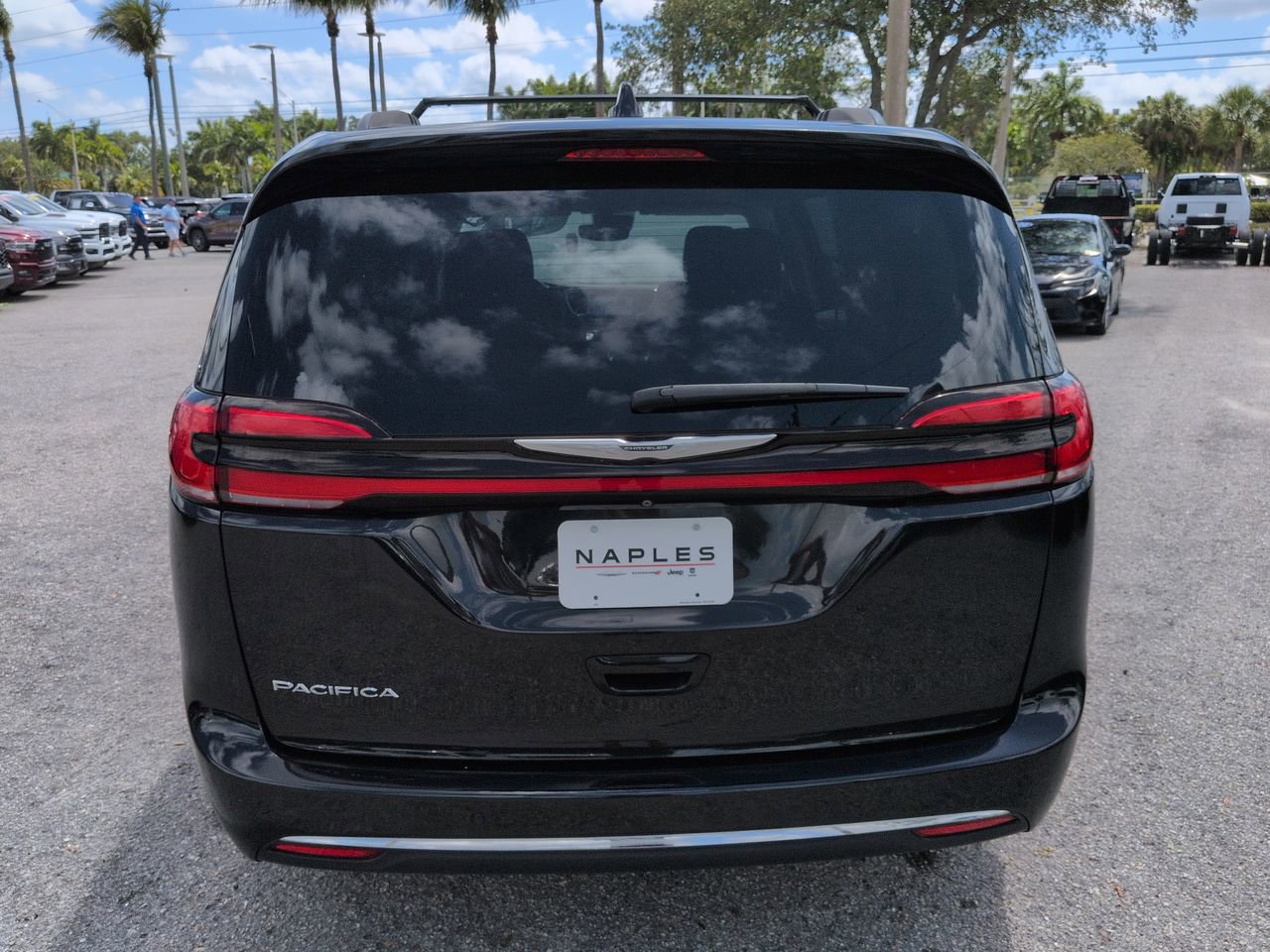 Used 2021 Chrysler Pacifica Touring FWD image 6
