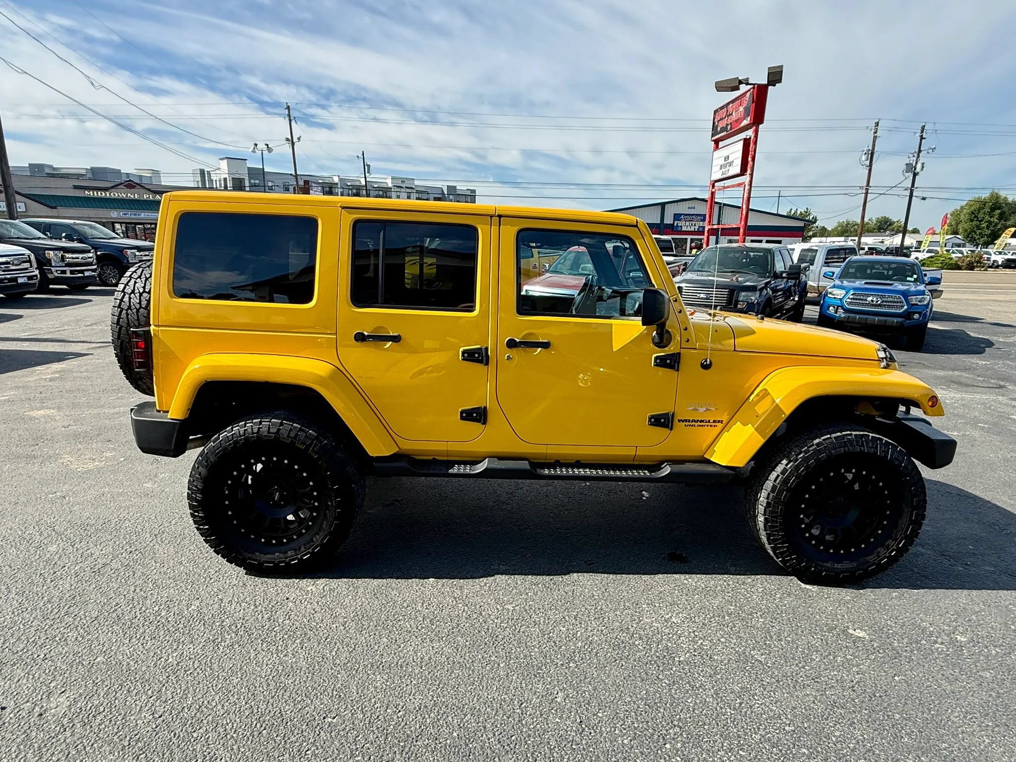 Used 2015 Jeep Wrangler Unlimited Sahara w/ Connectivity Group AWD/4WD image 6