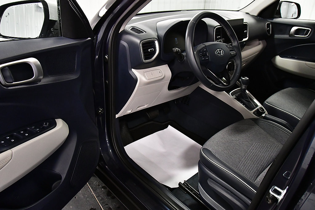 Used 2025 Hyundai Venue Limited FWD image 16
