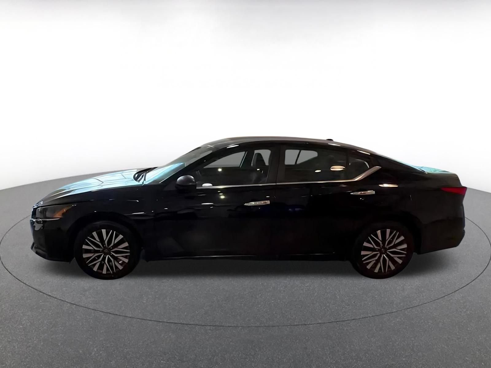 Used 2025 Nissan Altima 2.5 SV FWD image 7
