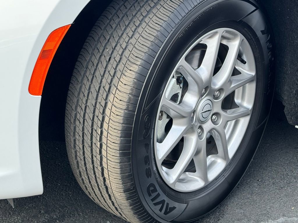 Used 2025 Chrysler Pacifica Select image 9