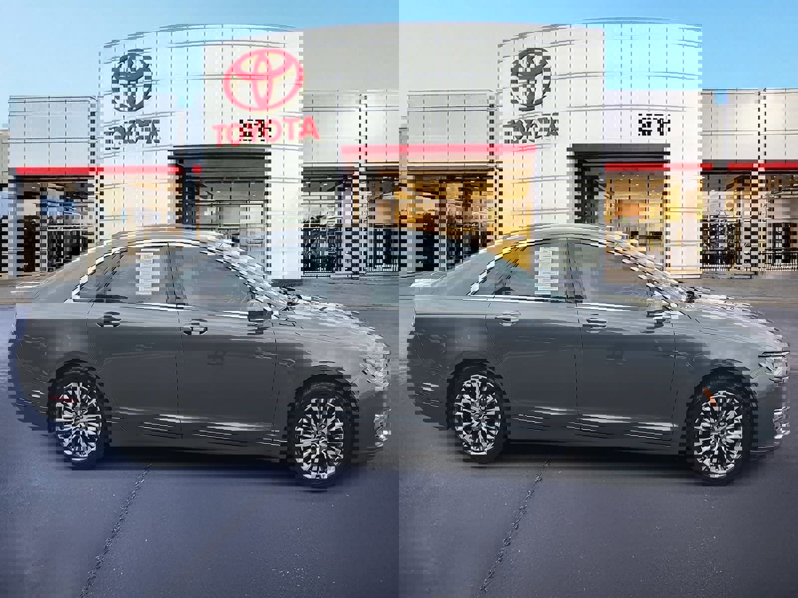 Used 2018 Lincoln MKZ Select w/ Technology Package image 4