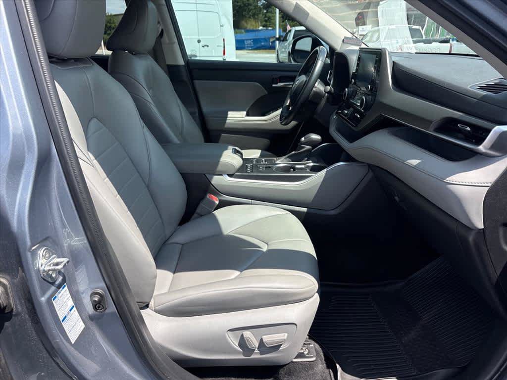 Used 2022 Toyota Highlander XLE AWD/4WD image 6