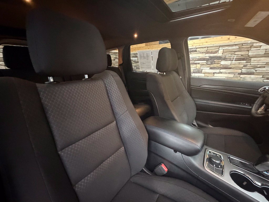 Used 2020 Jeep Grand Cherokee Laredo AWD/4WD image 30