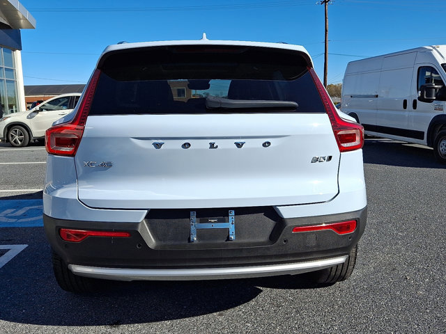 Used 2025 Volvo XC40 B5 Plus image 5