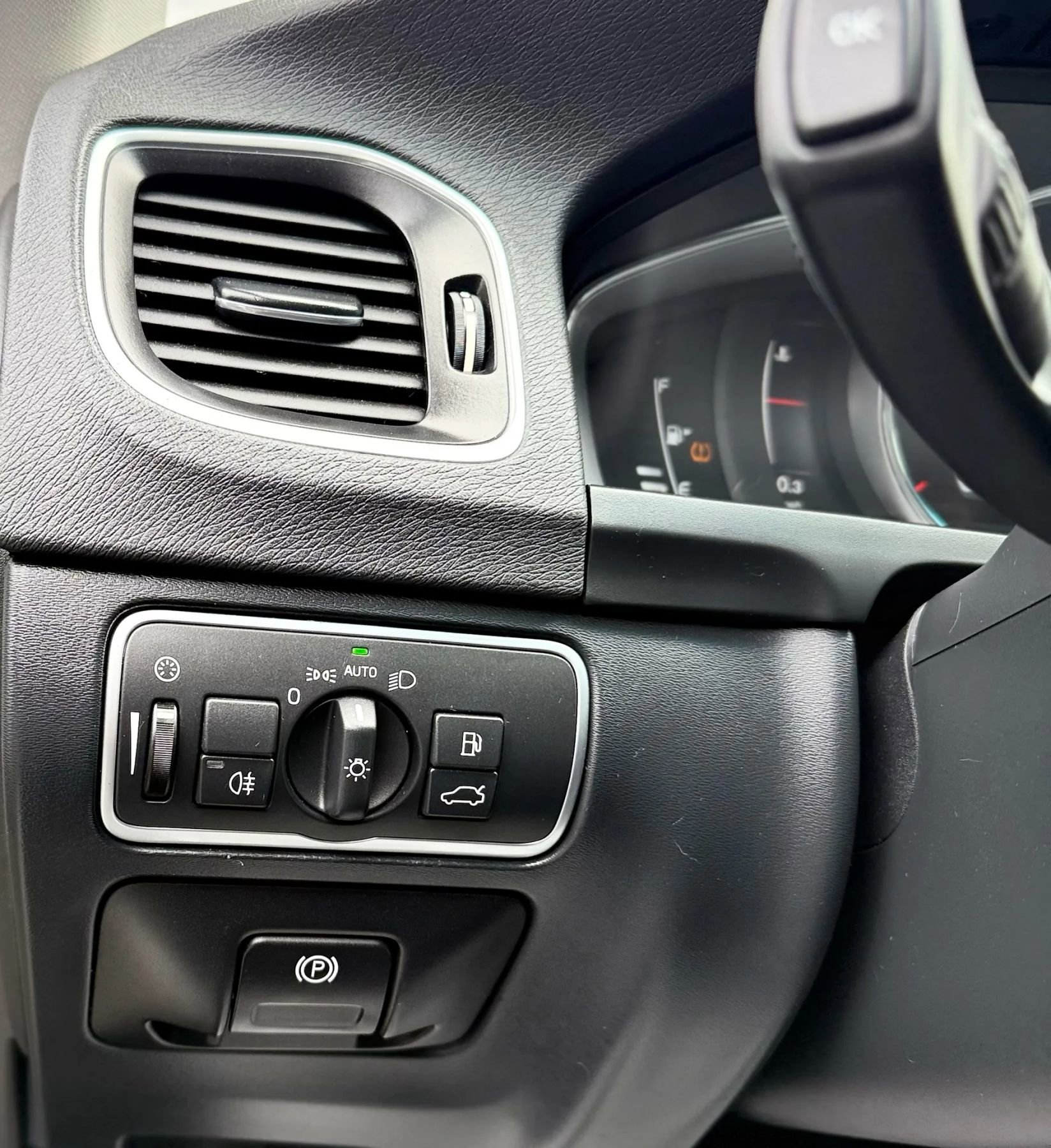 Used 2017 Volvo S60 T5 Inscription w/ Climate Package image 22