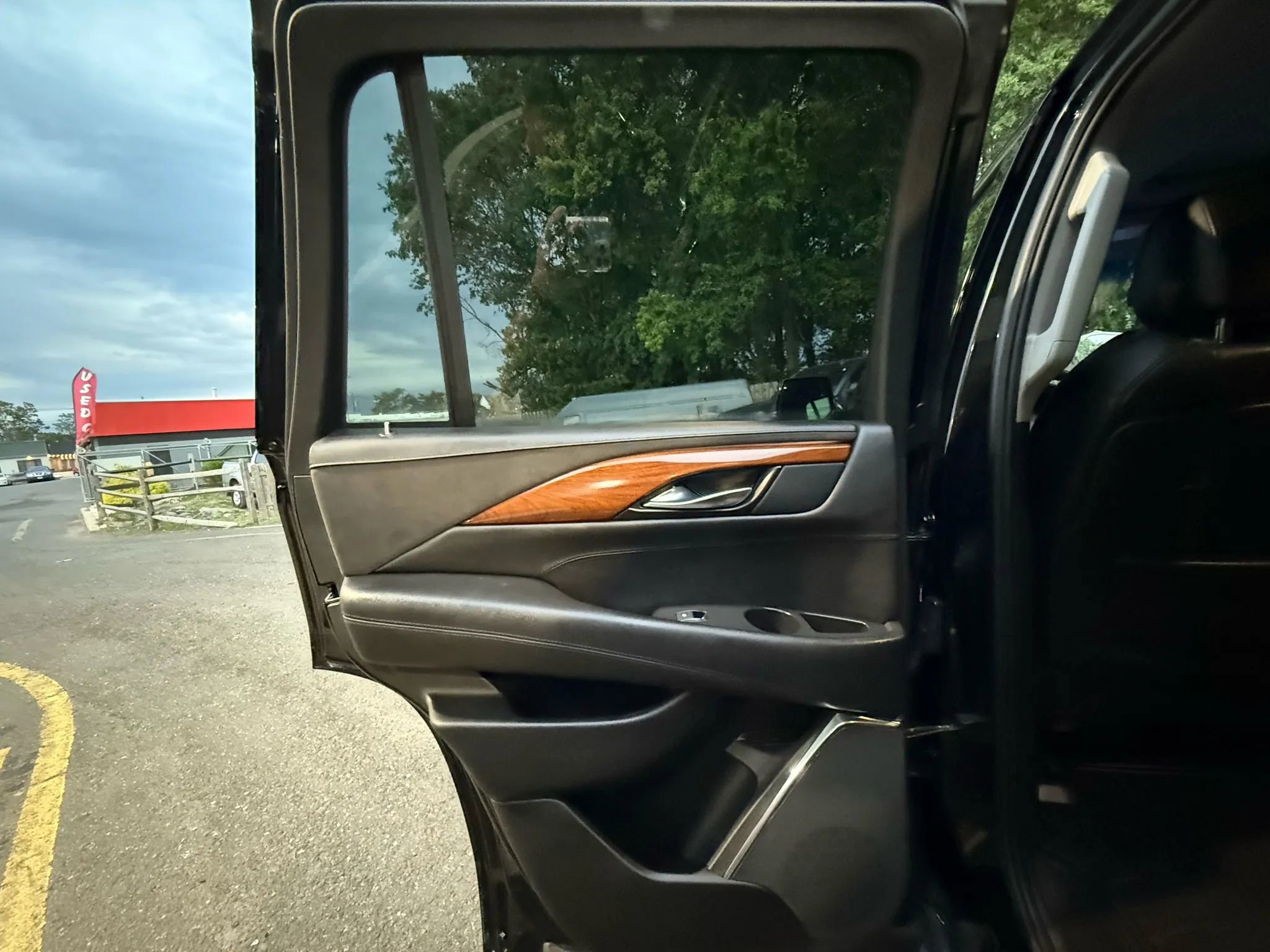 Used 2016 Cadillac Escalade Luxury image 15