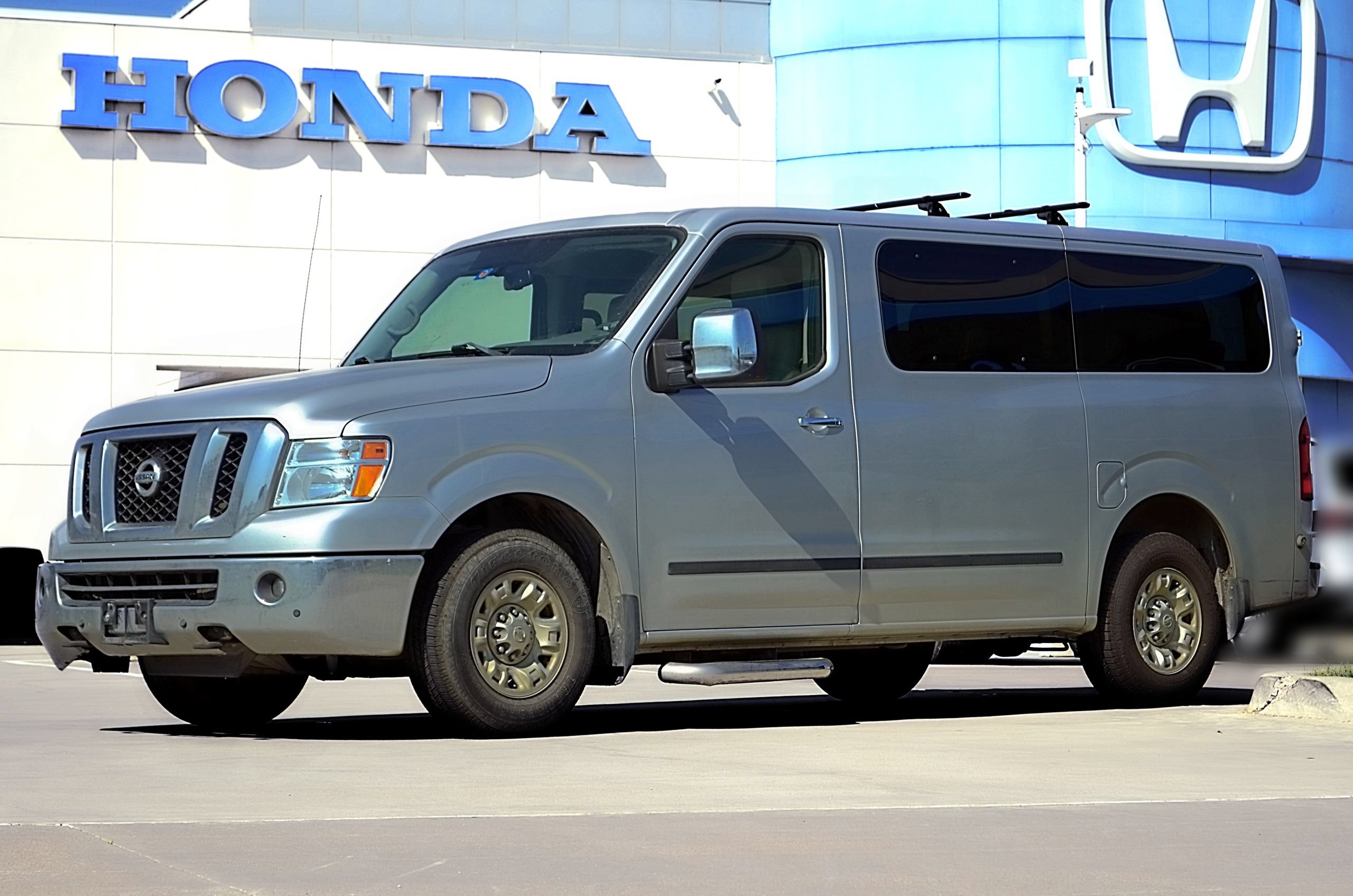 Used 2017 Nissan NV 3500 SL RWD image 1