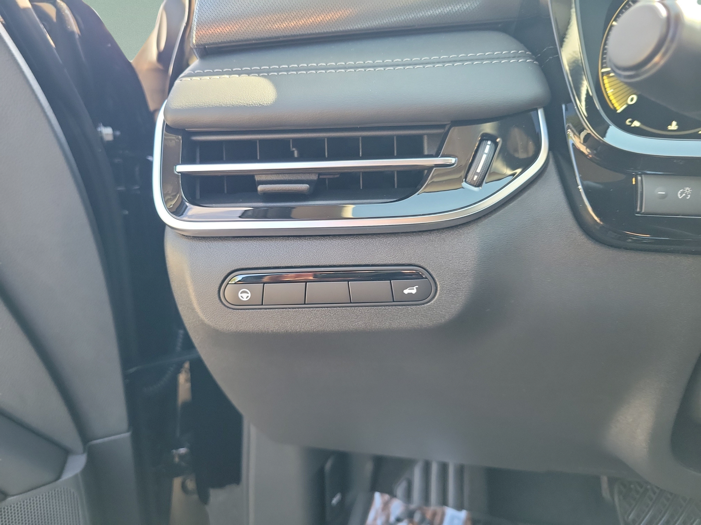New 2027 INFINITI QX60 Luxe FWD image 13
