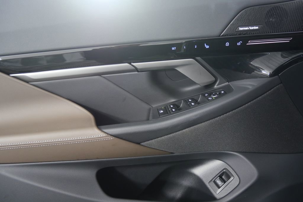 Certified 2025 BMW 530i image 9