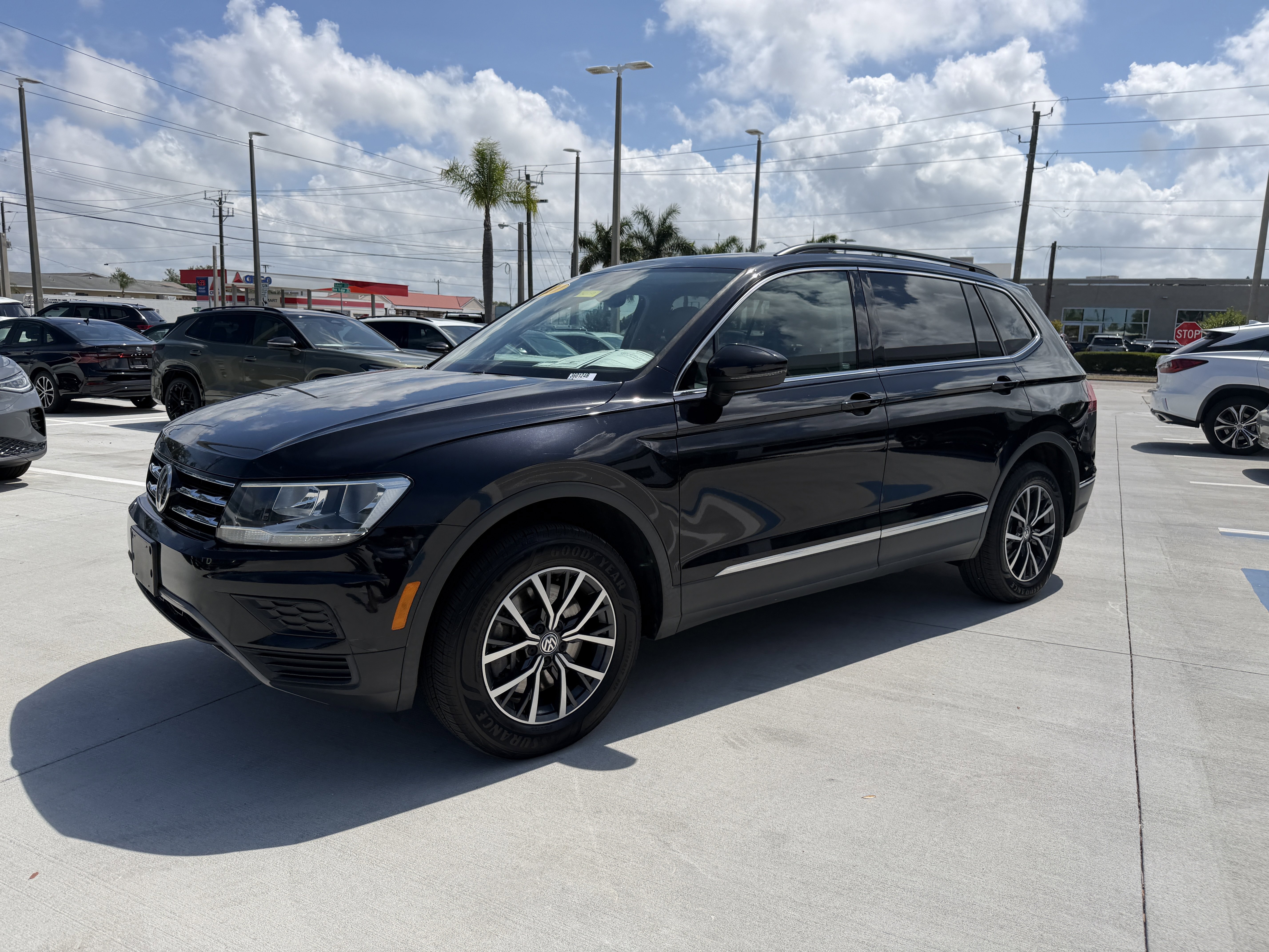 Used 2020 Volkswagen Tiguan SE w/ Panoramic Sunroof Package AWD/4WD image 7
