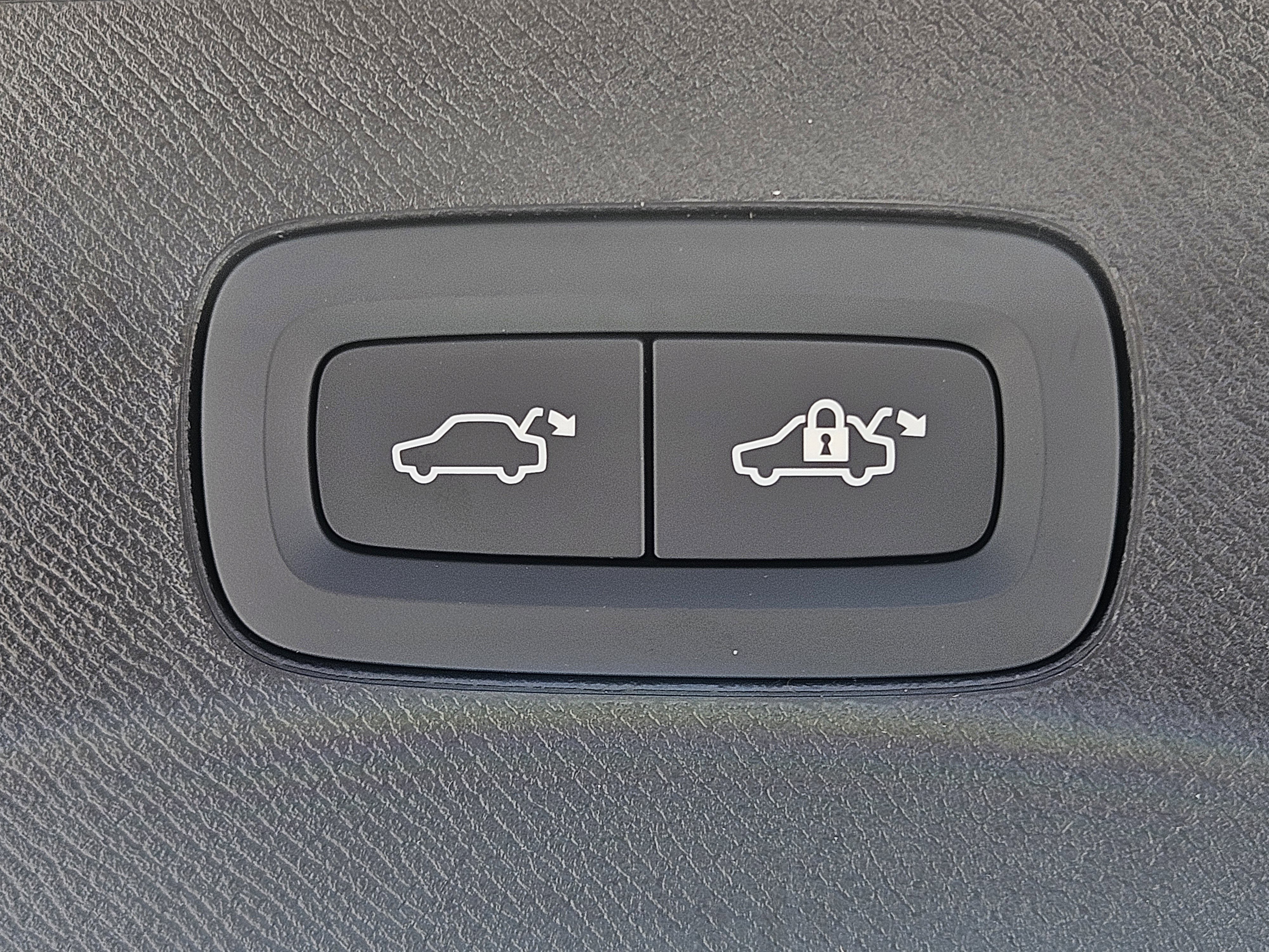 New 2026 Volvo XC90 B6 Plus w/ Protection Package Premier image 13
