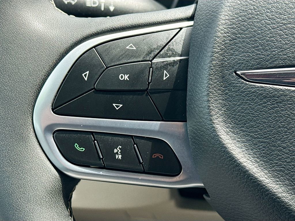 Used 2024 Chrysler Pacifica Touring-L FWD image 12