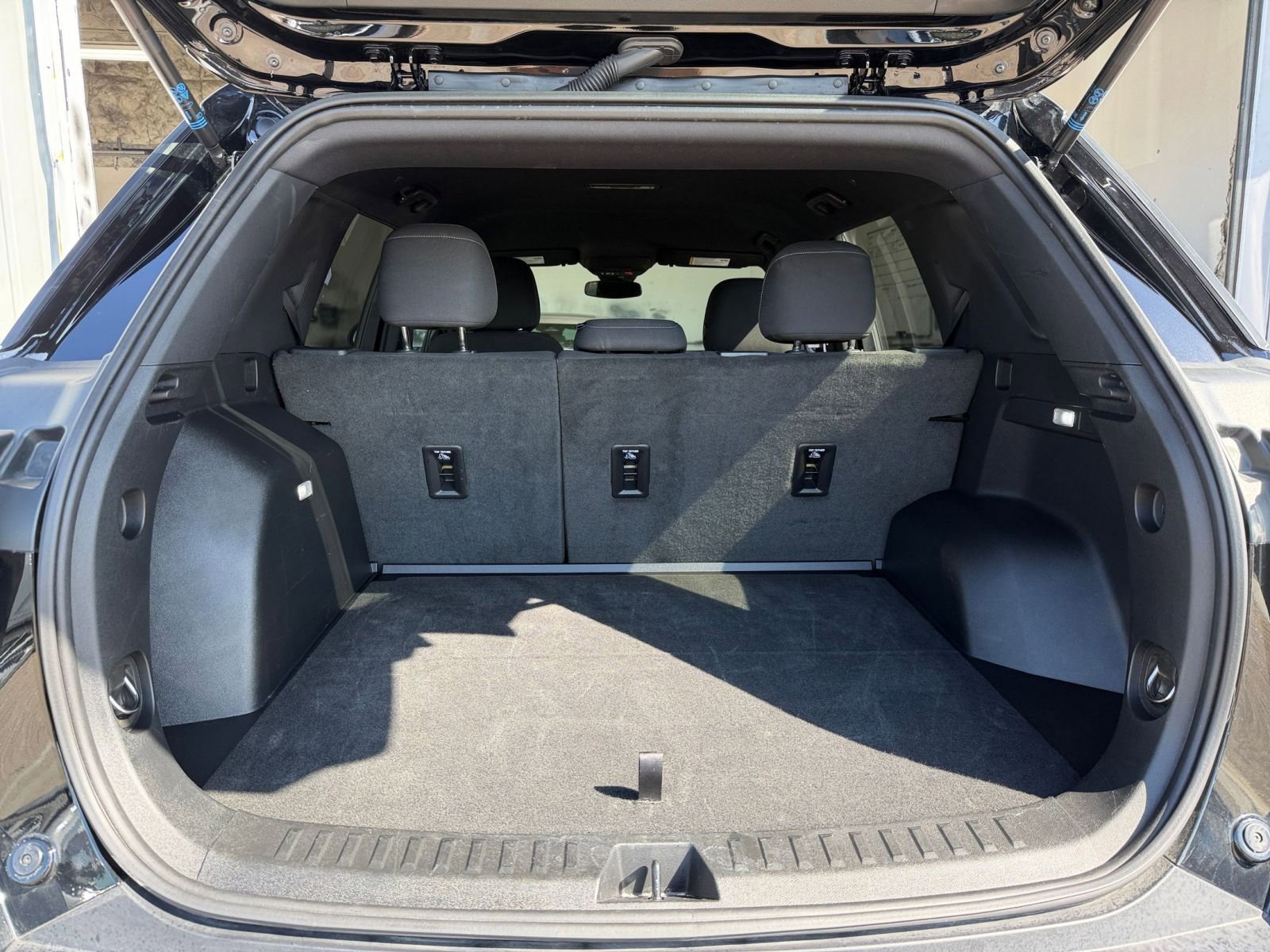 Used 2025 Chevrolet Equinox LT image 30